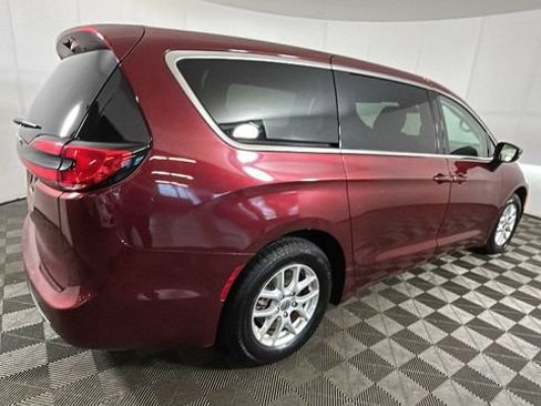Used 2023 Chrysler Pacifica Touring-L FWD image 2