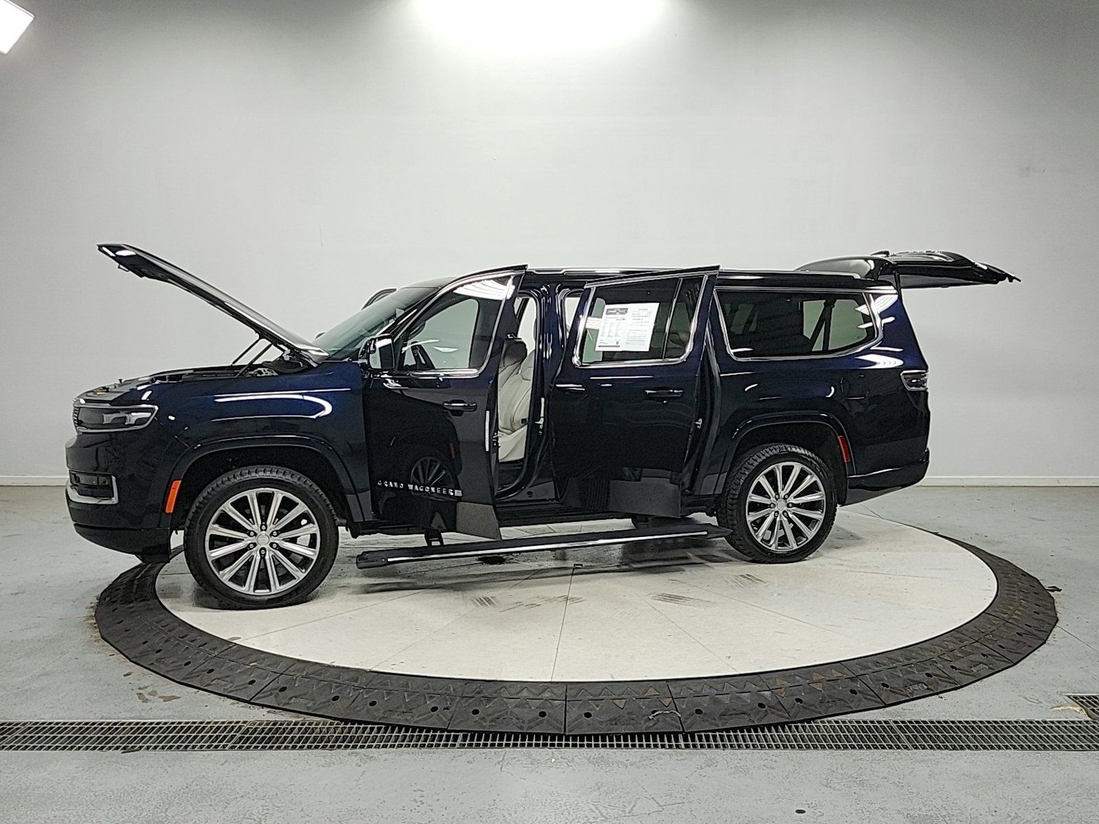 Used 2023 Jeep Grand Wagoneer L Series II w/ Convenience Group III AWD/4WD image 17