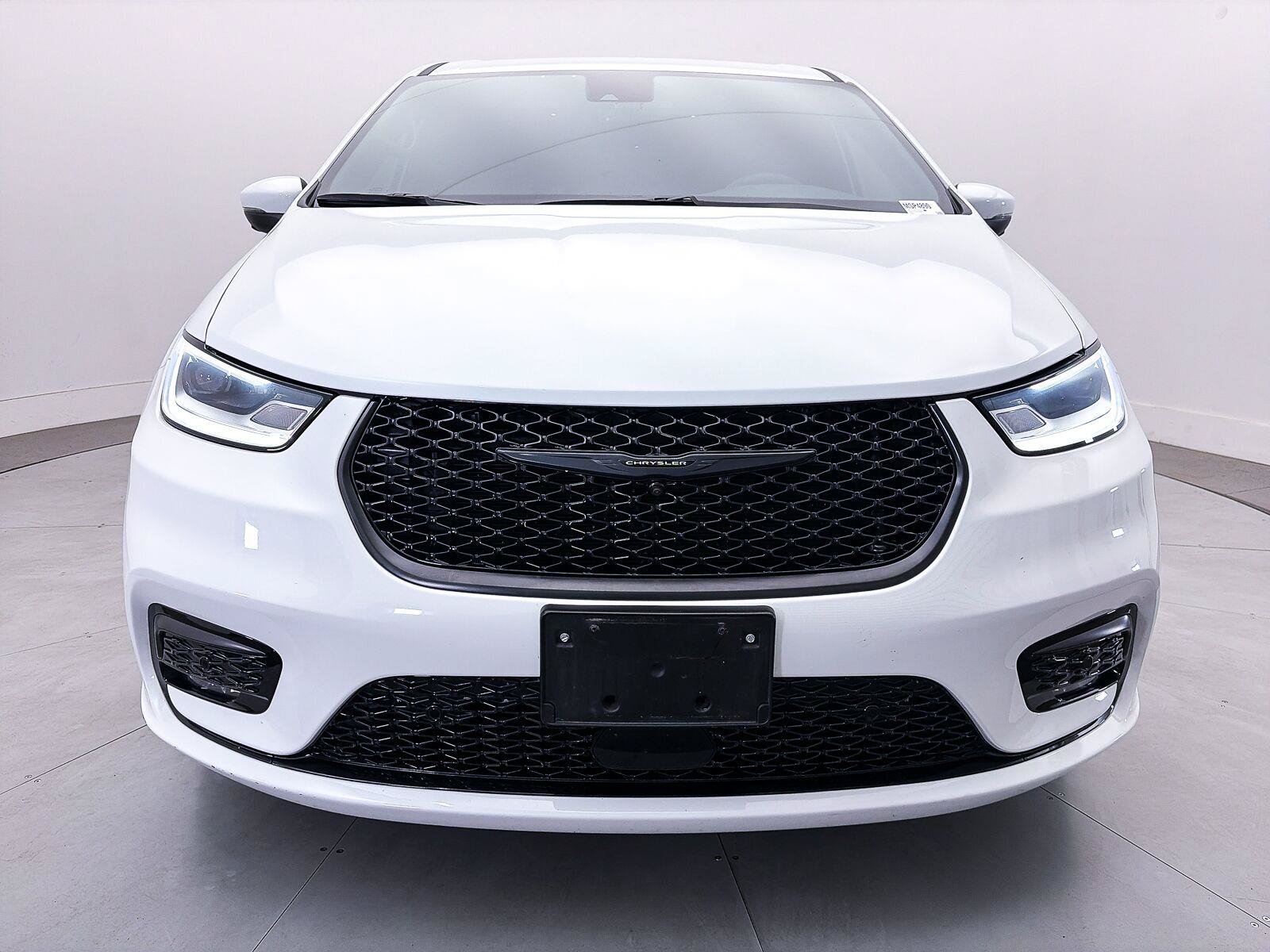 Used 2023 Chrysler Pacifica Touring-L w/ Uconnect Theater Family Group FWD image 12