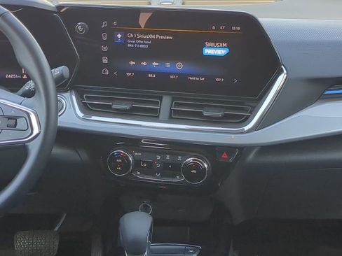 Used 2025 Chevrolet Trax LT w/ LT Convenience Package image 18