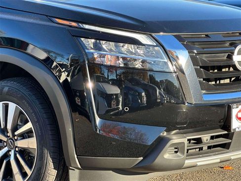 Certified 2024 Nissan Pathfinder SL image 8