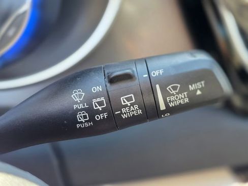 Used 2023 Chrysler Pacifica Touring-L image 39