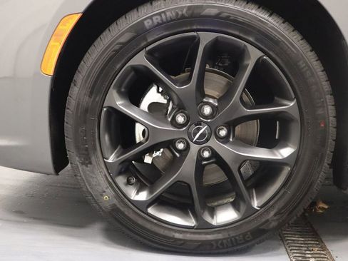 Used 2025 Chrysler Pacifica Limited image 25