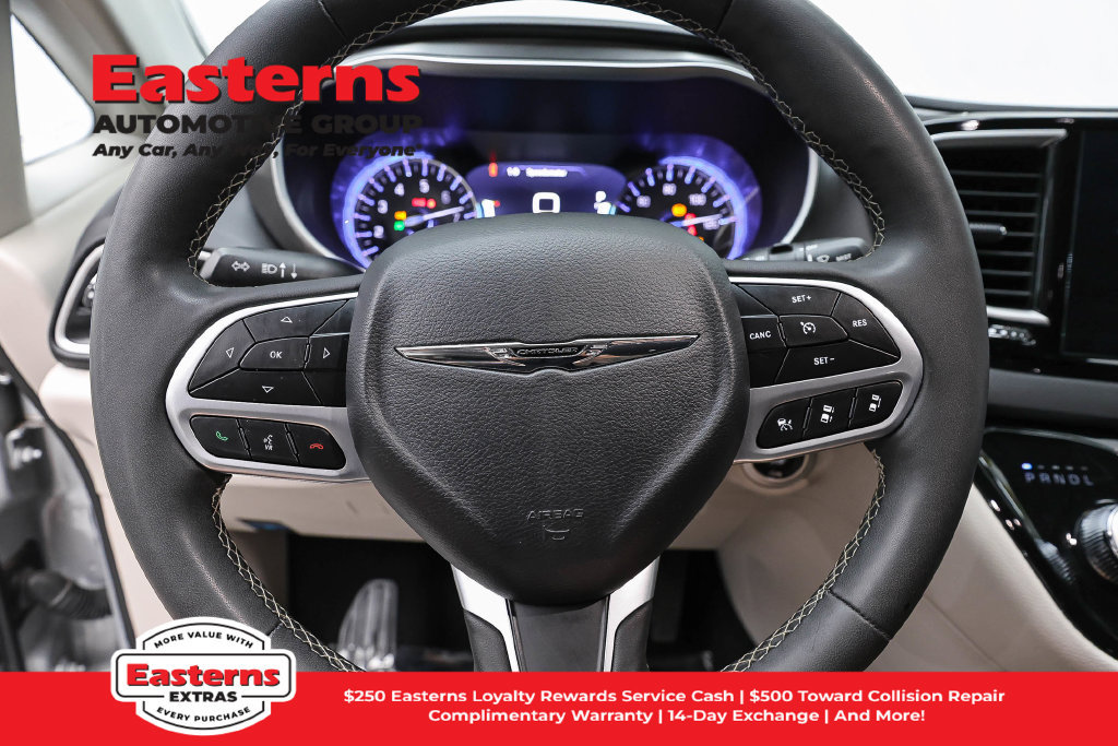 Used 2024 Chrysler Pacifica Touring-L FWD image 11