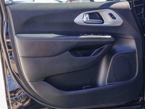 Used 2025 Chrysler Pacifica Limited FWD image 19