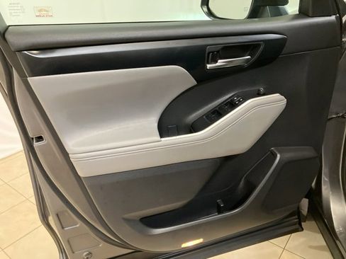 Used 2020 Toyota Highlander XLE image 9