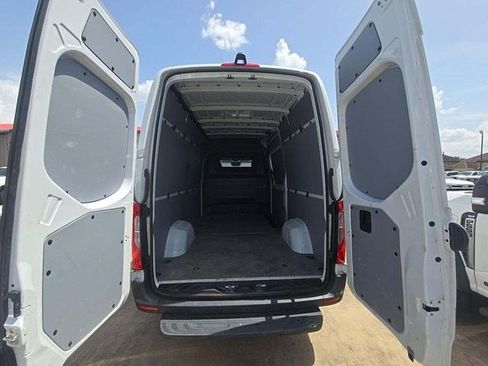 Used 2024 Mercedes-Benz Sprinter 2500 image 8