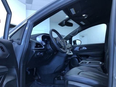 Used 2025 Chrysler Pacifica Select FWD image 11