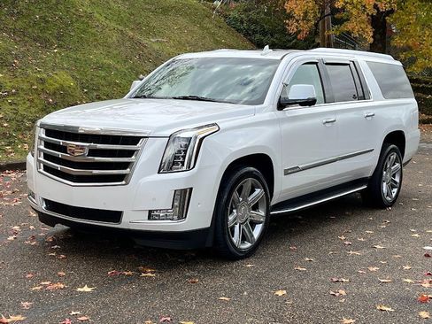Used 2020 Cadillac Escalade ESV Premium Luxury image 25