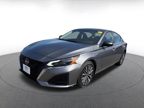 Used 2025 Nissan Altima 2.5 SV FWD image 5