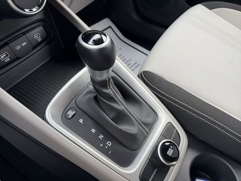 Used 2024 Hyundai Venue SEL image 19