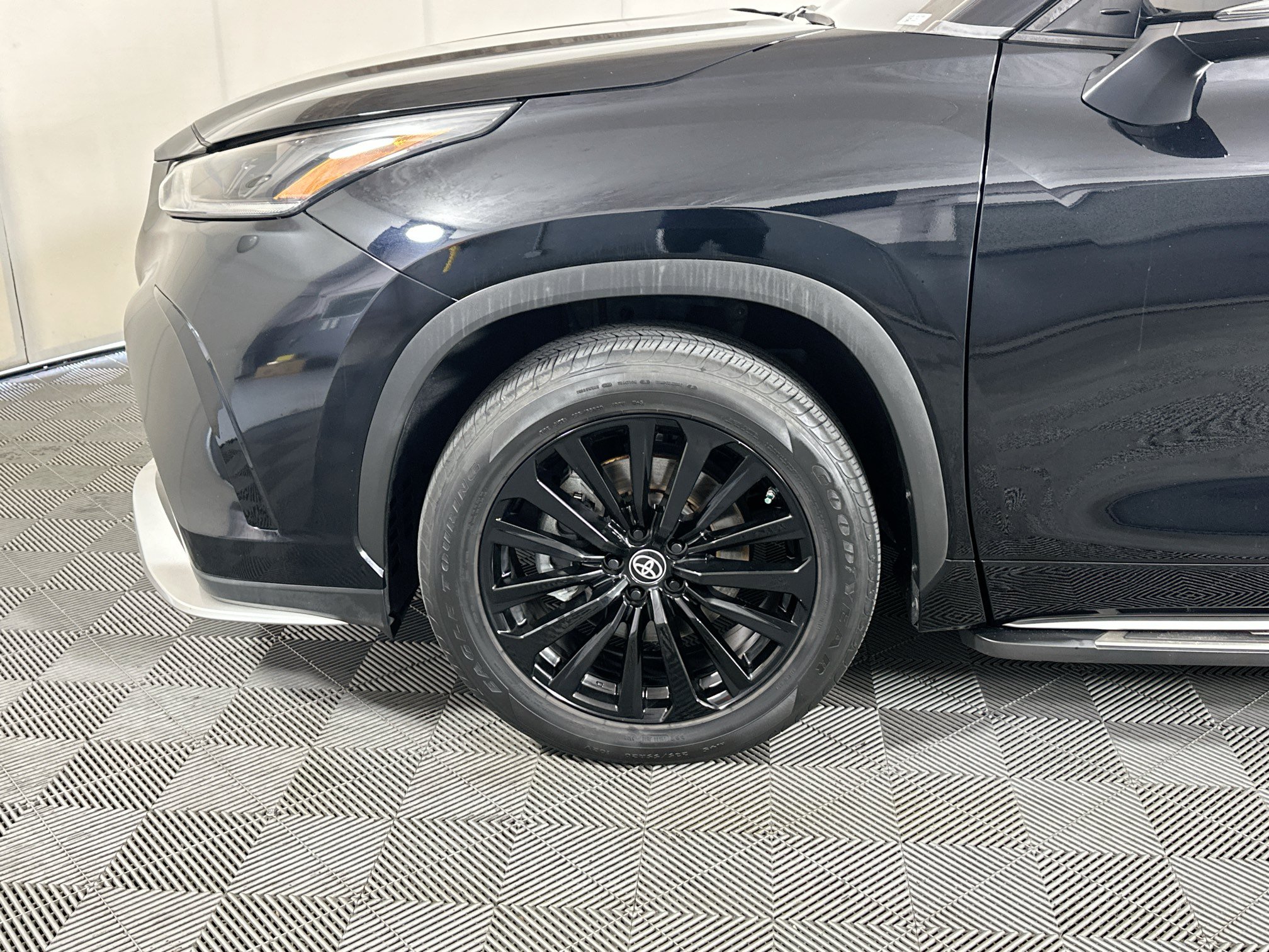 Used 2023 Toyota Highlander XSE FWD image 11
