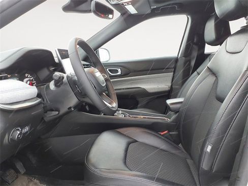 Used 2024 Jeep Compass Latitude w/ Sun and Sound Group image 9