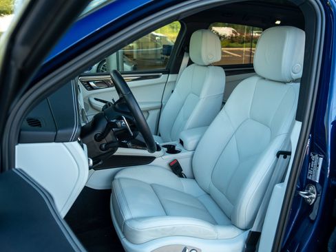 Certified 2022 Porsche Macan AWD/4WD image 5