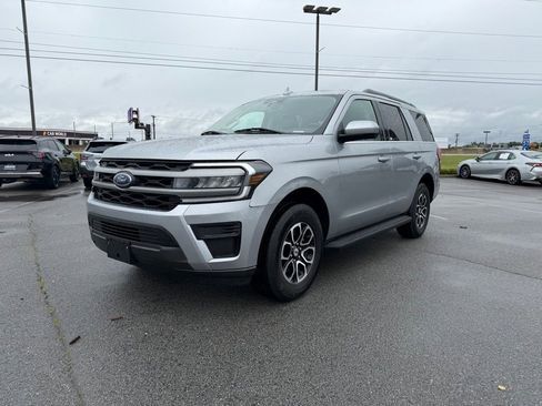 Used 2024 Ford Expedition XLT RWD image 3