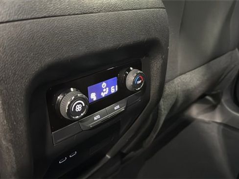 Used 2025 Chevrolet Traverse LT image 25