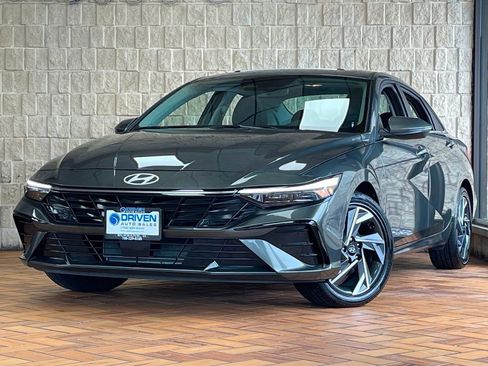 Used 2025 Hyundai Elantra Limited image 2