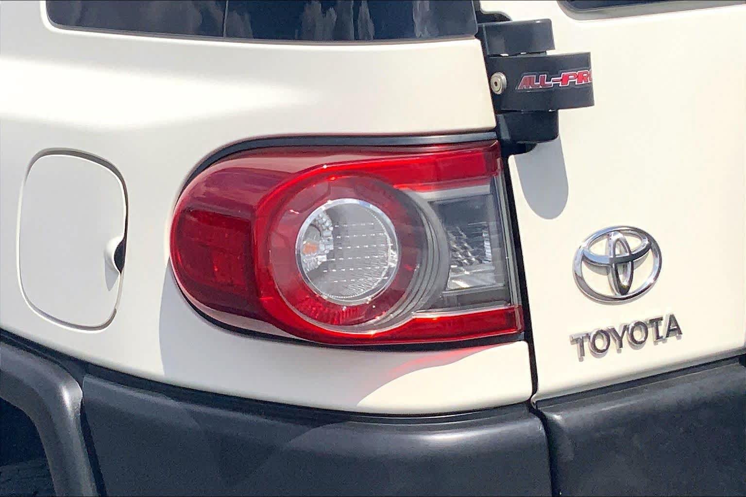 Used 2014 Toyota FJ Cruiser 4WD w/ Upgrade Package image 28