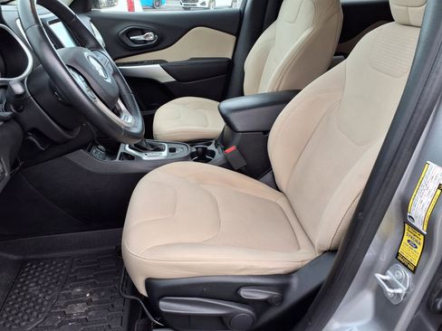 Used 2017 Jeep Cherokee Latitude FWD image 10