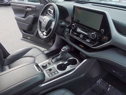 Used 2024 Toyota Highlander Platinum image 14