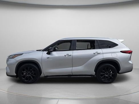 Used 2023 Toyota Highlander Limited FWD image 3