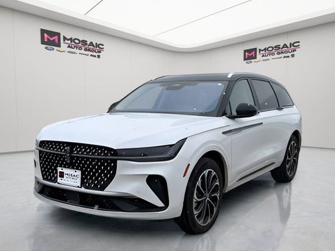 Used 2025 Lincoln Nautilus Reserve image 3