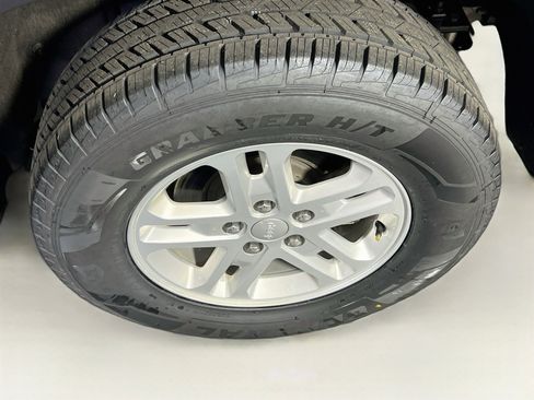 Used 2023 Jeep Grand Cherokee Laredo AWD/4WD image 28