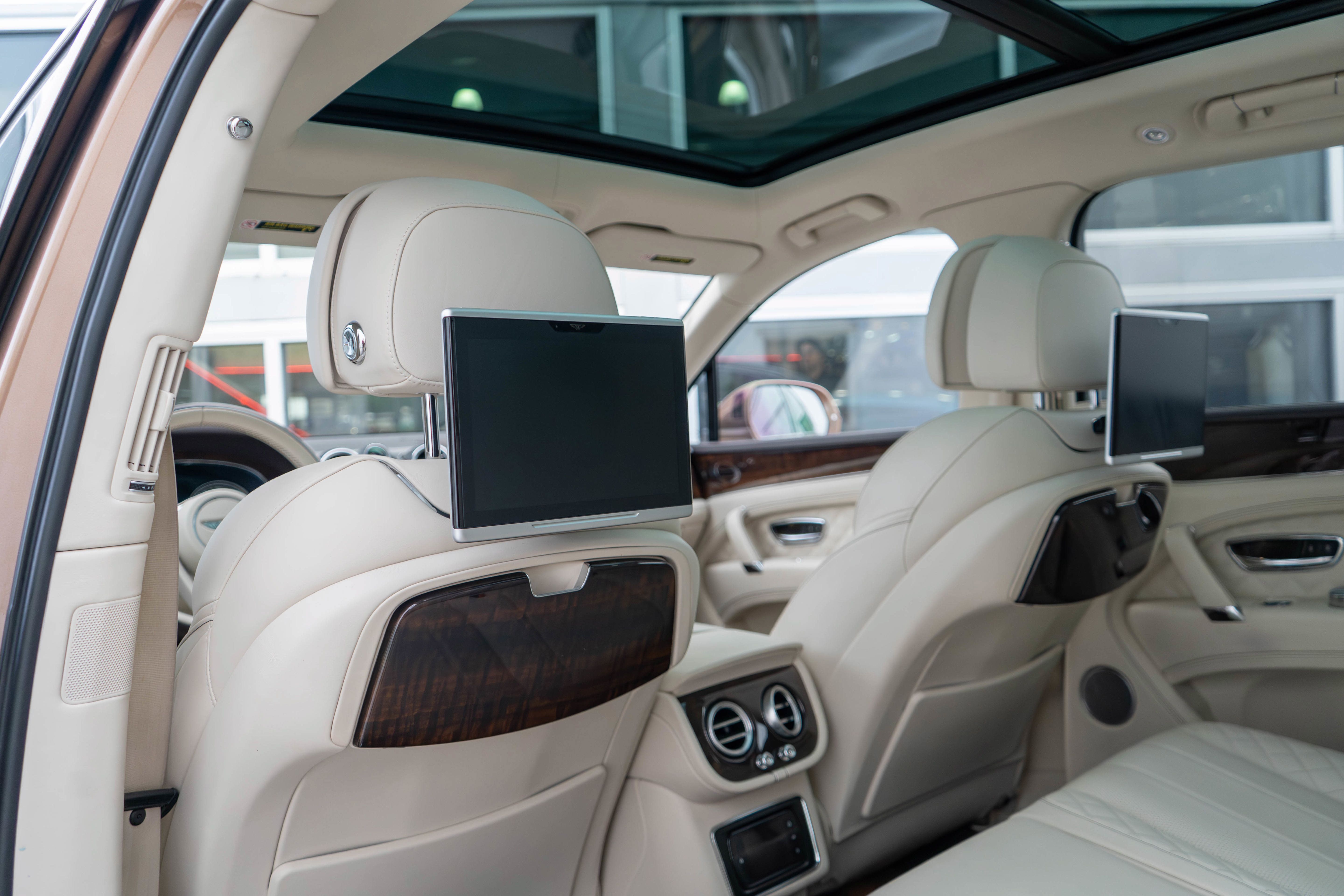 Used 2017 Bentley Bentayga AWD/4WD image 32