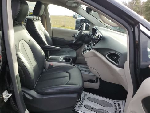 Certified 2024 Chrysler Pacifica Touring-L image 23