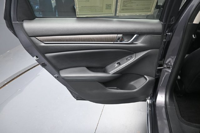 Used 2018 Honda Accord Touring image 25