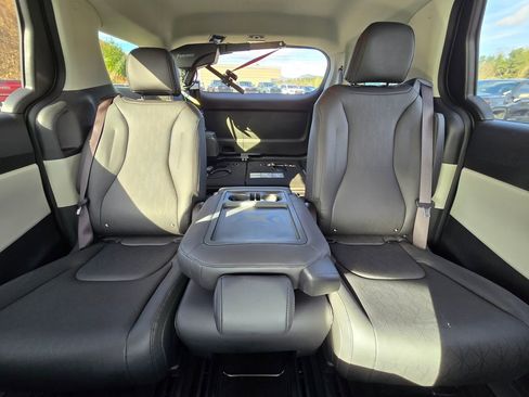 Used 2024 Kia Carnival LX image 44