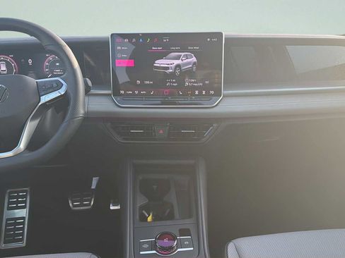 Used 2025 Volkswagen Tiguan SE R-Line image 9