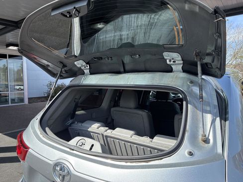 Used 2019 Toyota Highlander XLE image 14