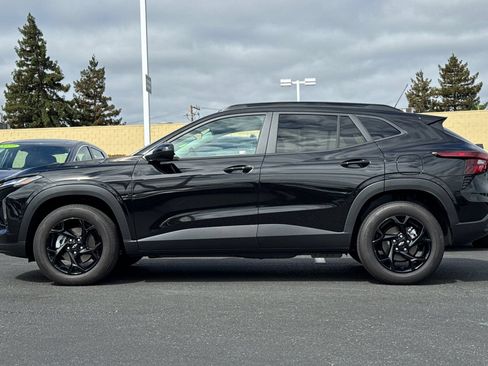 Used 2026 Chevrolet Trax LT w/ Midnight Edition FWD image 8