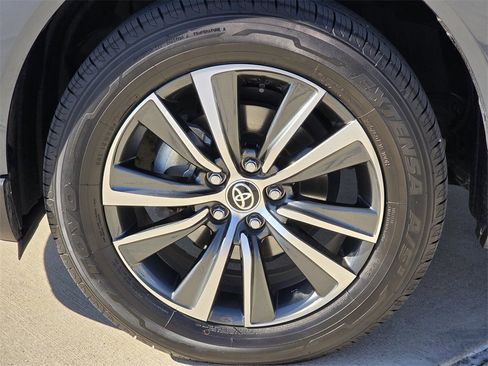 Used 2024 Toyota Venza LE image 8