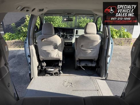 Used 2015 Toyota Sienna LE FWD image 21