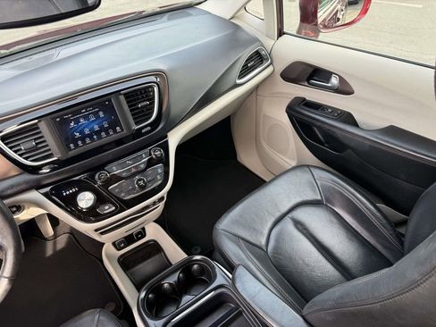 Used 2018 Chrysler Pacifica Touring-L image 28