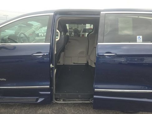 Used 2020 Chrysler Pacifica Touring-L FWD image 16