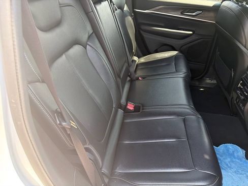 Used 2024 Jeep Grand Cherokee Limited AWD/4WD image 15