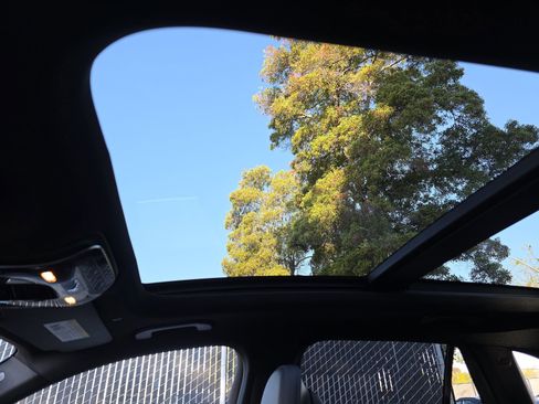 Used 2025 Mercedes-Benz GLC 300 4MATIC image 15