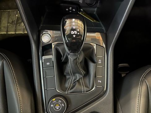 Certified 2024 Volkswagen Tiguan SE R-Line image 17