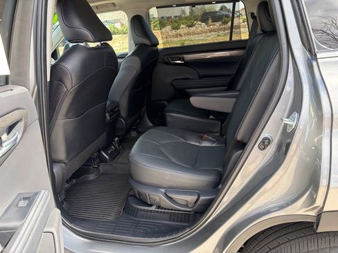 Used 2025 Toyota Highlander Platinum AWD/4WD image 14
