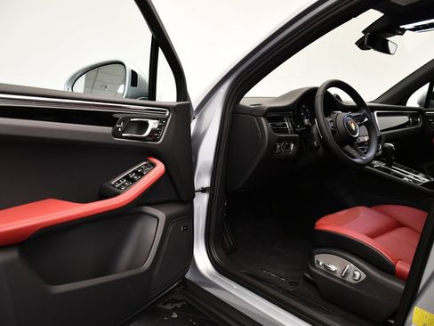 Certified 2026 Porsche Macan AWD/4WD image 39