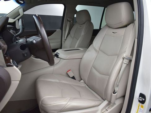 Used 2015 Cadillac Escalade Luxury image 13