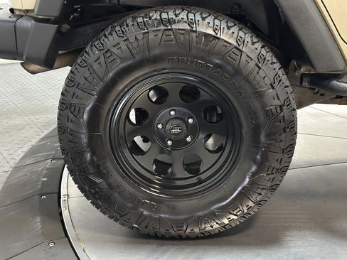 Used 2018 Jeep Wrangler Unlimited Rubicon w/ Connectivity Group image 16