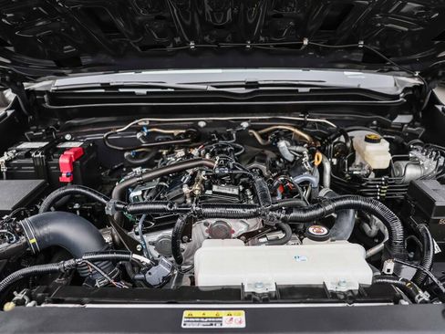 Certified 2025 Toyota Tacoma SR5 AWD/4WD image 16