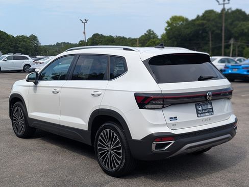 Used 2025 Volkswagen Taos SE w/ Panoramic Sunroof Package FWD image 7