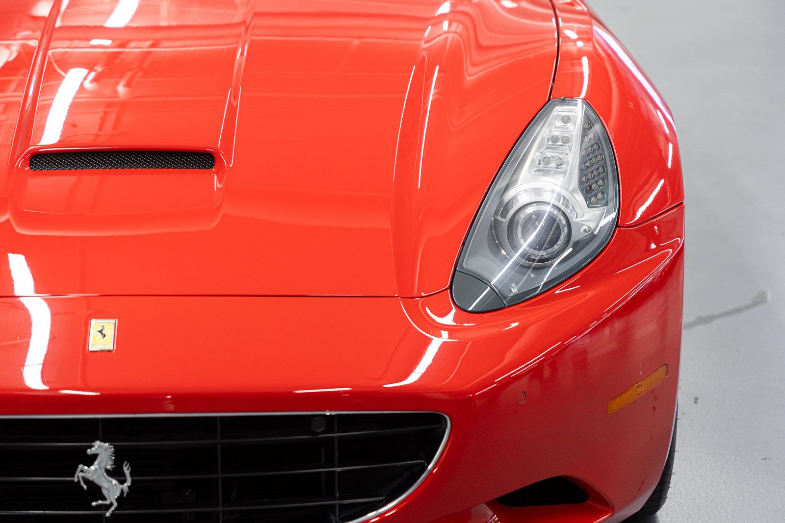Used 2011 Ferrari California RWD image 11
