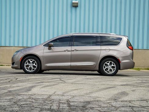 Used 2017 Chrysler Pacifica Touring-L Plus w/ Tire & Wheel Group FWD image 5