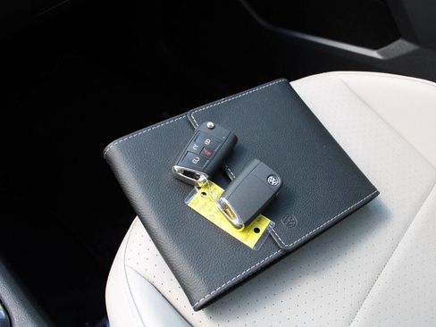 Used 2018 Volkswagen Tiguan SE image 28